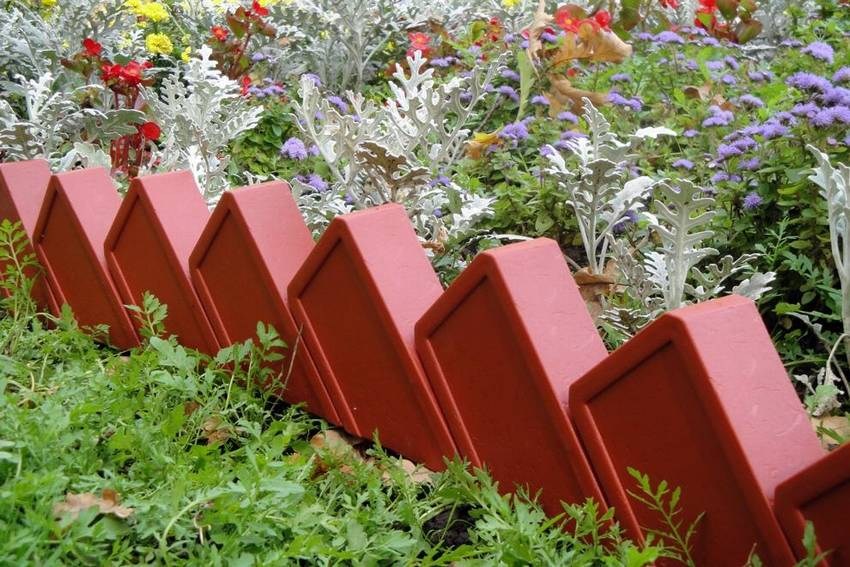 Mga bulaklak na kama na gawa sa larawan ng mga brick